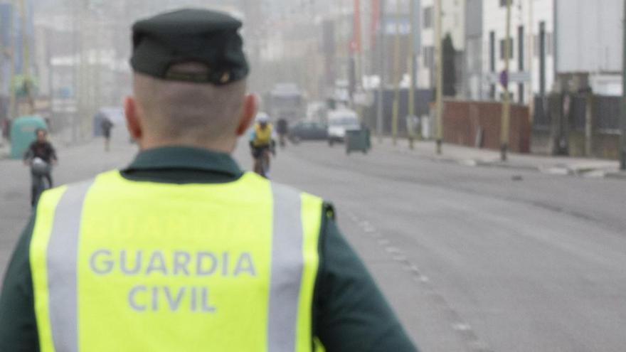 Un agente de la Guardia CIvil en Avilés