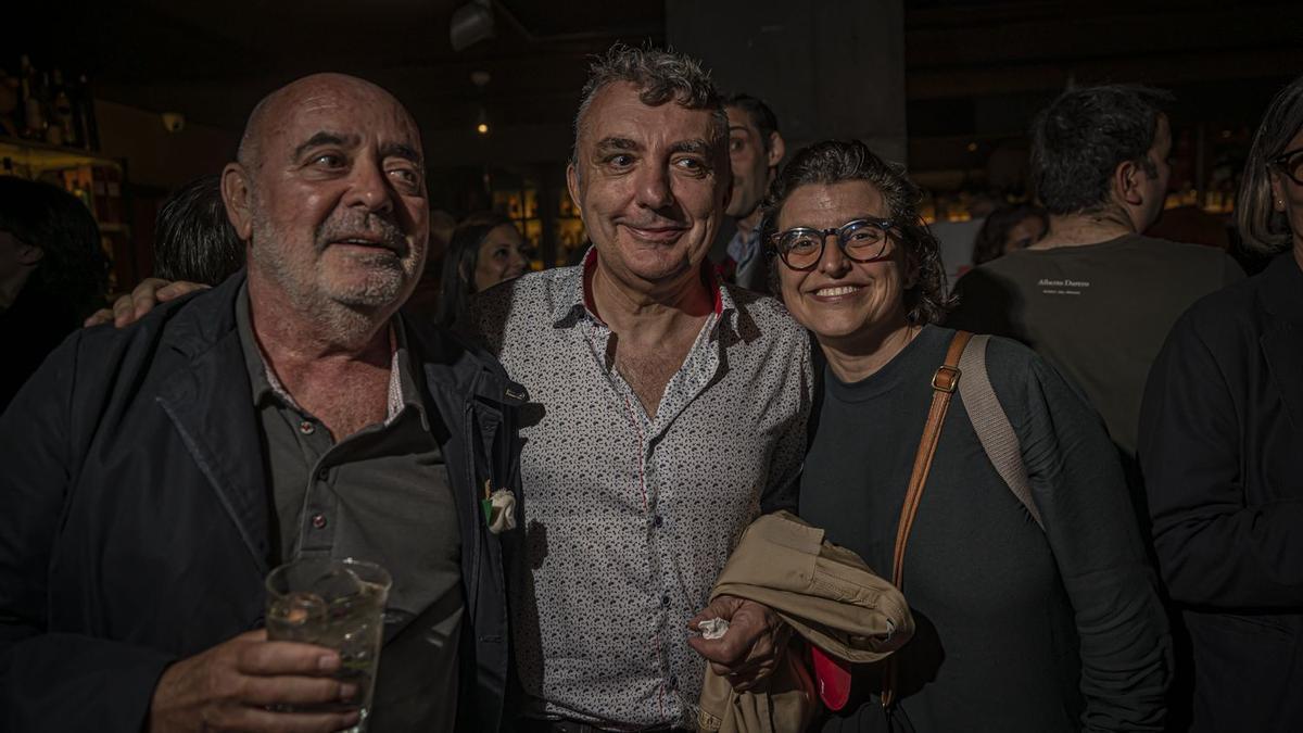 Carlos Revés, Manuel Vilas y Anna Soldevila en la fiesta del suplemento ’abril’ de El Periódico en el Speakeasy (Dry Martini)