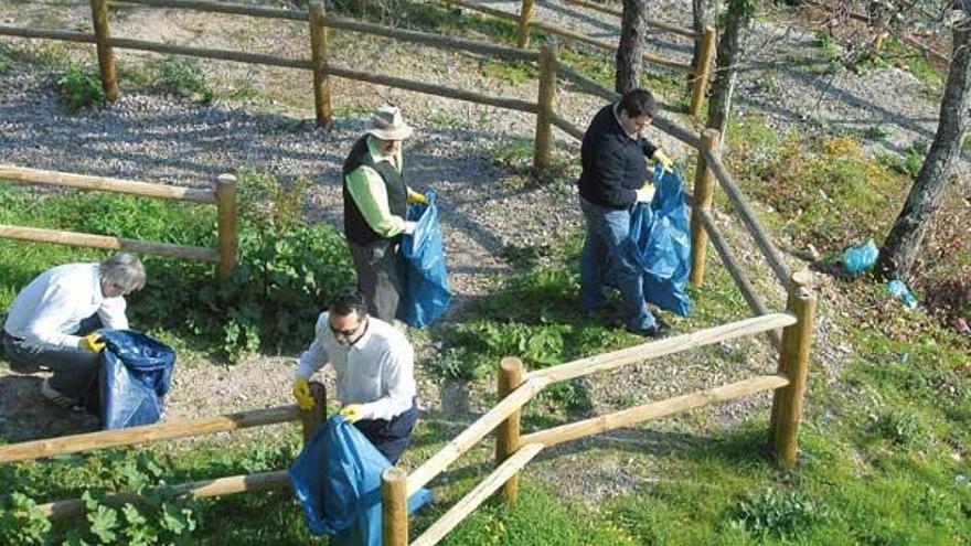 Una veintena de hosteleros de la comarca suscribe los estatutos para crear la asociación &quot;A Máis&quot;