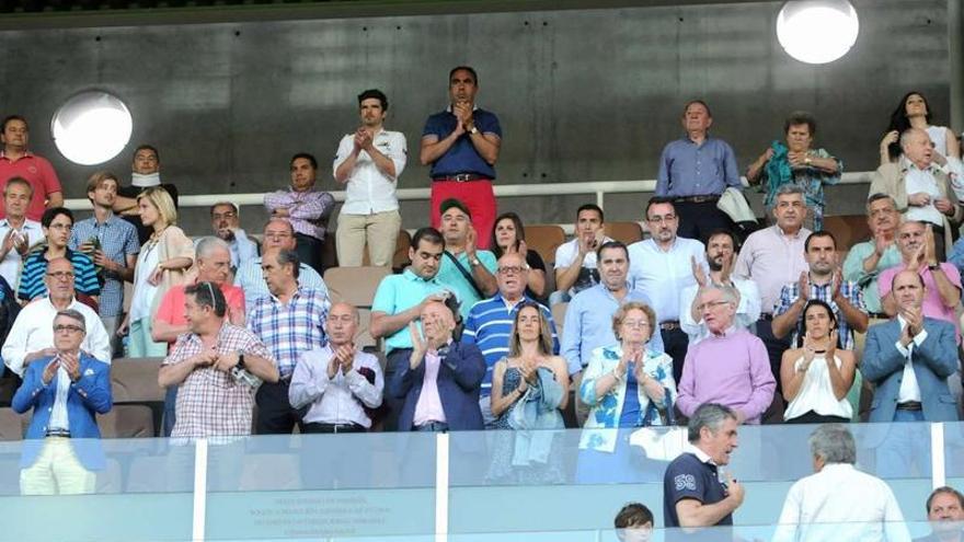 Los dirigentes y políticos pontevedreses acudieron al palco de Pasarón para presenciar el choque ante el Puertollano.