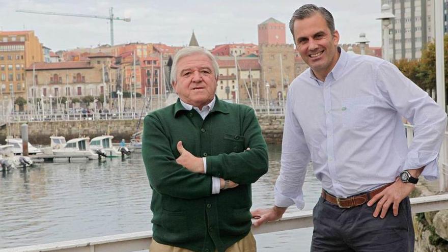 A la izquierda, Rodolfo Espina, de Vox Asturias, con Javier Ortega, ayer en Gijón.