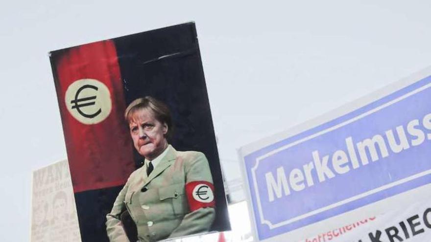 Merkel, como Hitler al servicio del euro, en una marcha de Pegida. // Efe