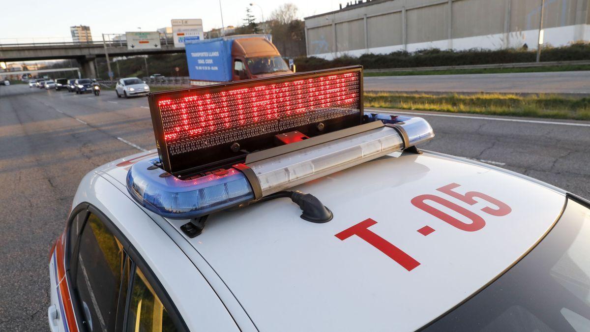 Un coche de la Policía Local alertando de la contaminación, en una foto de archivo