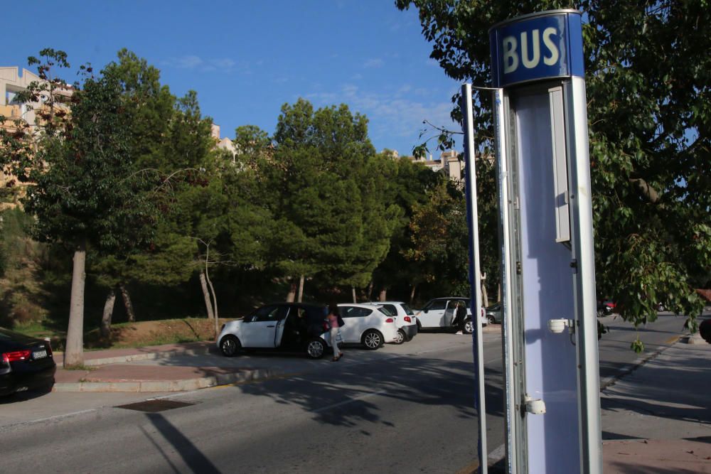 La EMT ha detectado destrozos en once marquesinas de la línea 33, por el Cerrado de Calderón y Parque Clavero