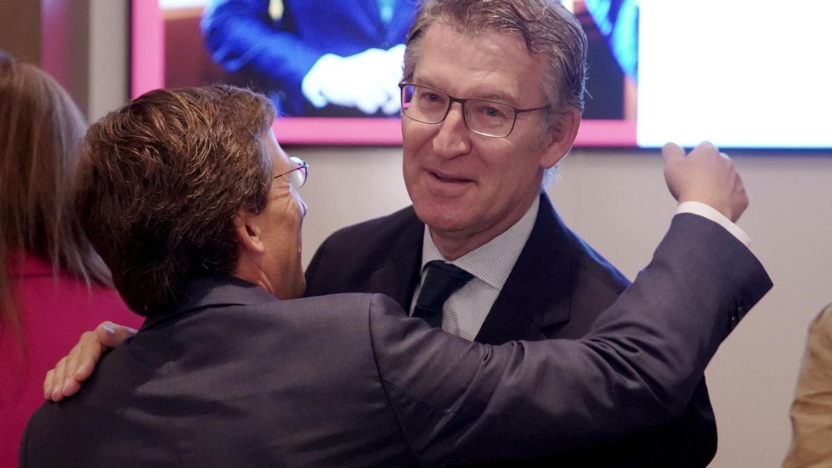 Alberto Núñez Feijóo y el alcalde de Madrid, José Luis Martínez Almeida, en un acto en Madrid el 3 de septiembre.