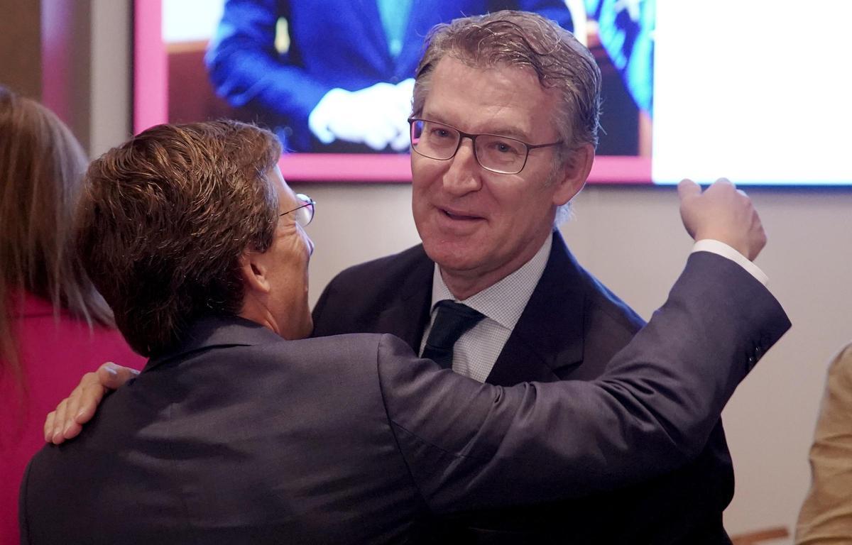 Alberto Núñez Feijóo y el alcalde de Madrid, José Luis Martínez Almeida, en un acto en Madrid el 3 de septiembre.