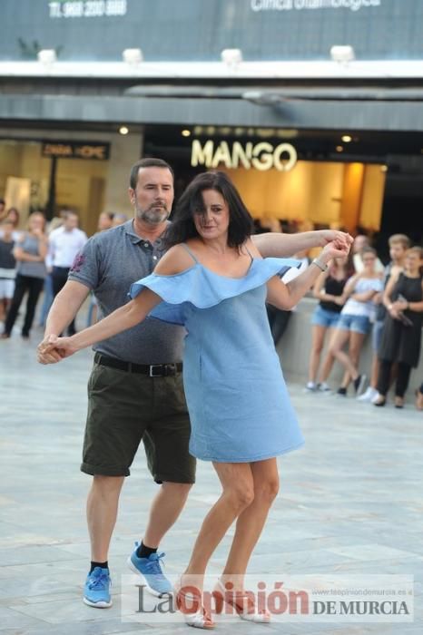 Los bailes latinos salen a la calle en Murcia