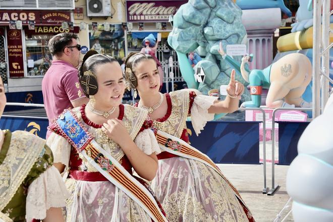 Carmen, Marta y la corte infantil visitan la hoguera Seneca-Autobusos