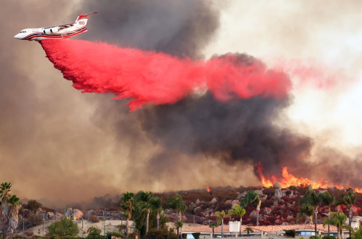 Lucha sin tregua contra el fuego en Hemet (California)