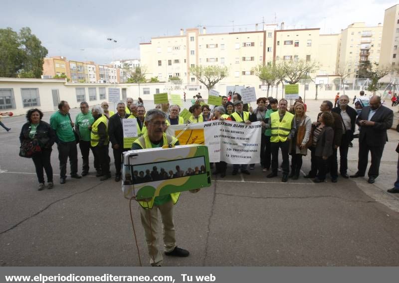 GALERÍA DE FOTOS - Encierros en protesta por supresión de líneas en valenciano