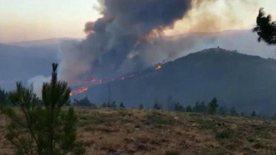 Incendios en Galicia | Vecinos de Arbo graban cómo prenden siete focos en el monte