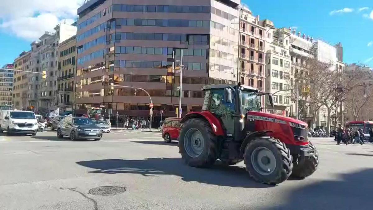 Tractores en la confluencia del paseo de Gràcia con Aragó, en Barcelona