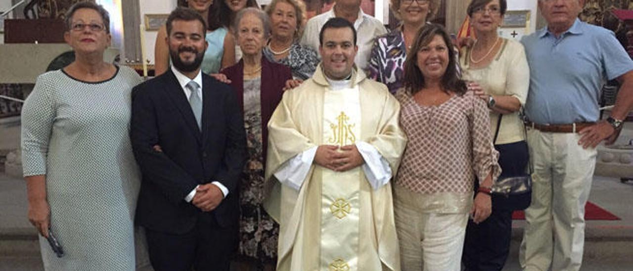 Nicanor Bermúdez Páez, el pasado sábado, en la catedral de Santa Ana junto a familiares y amigos.