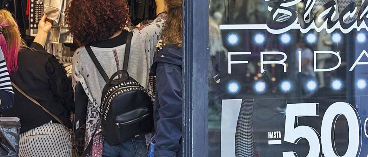 Usuarias en una tienda, en la jornada comercial del Black Friday en Alicante.