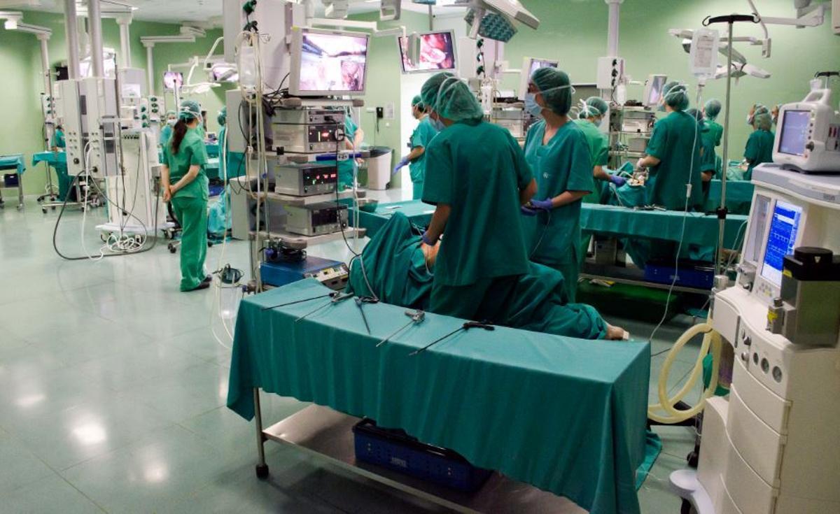 Médicos en quirófano realizando diferentes intervenciones