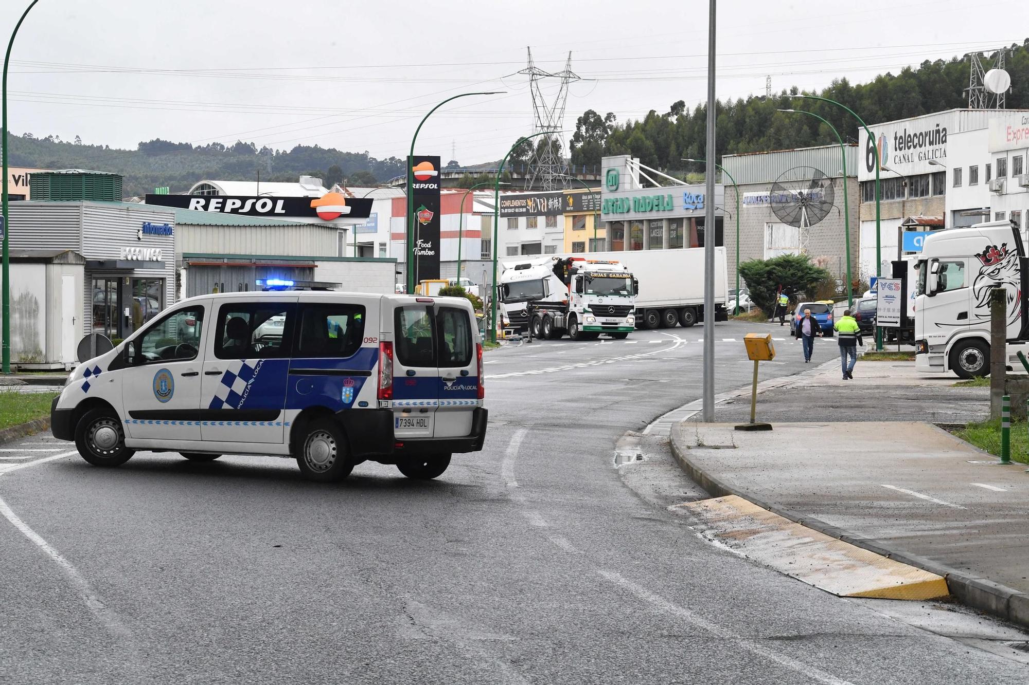 Un tráiler queda atascado en Pocomaco e interrumpe el tráfico en los accesos al polígono