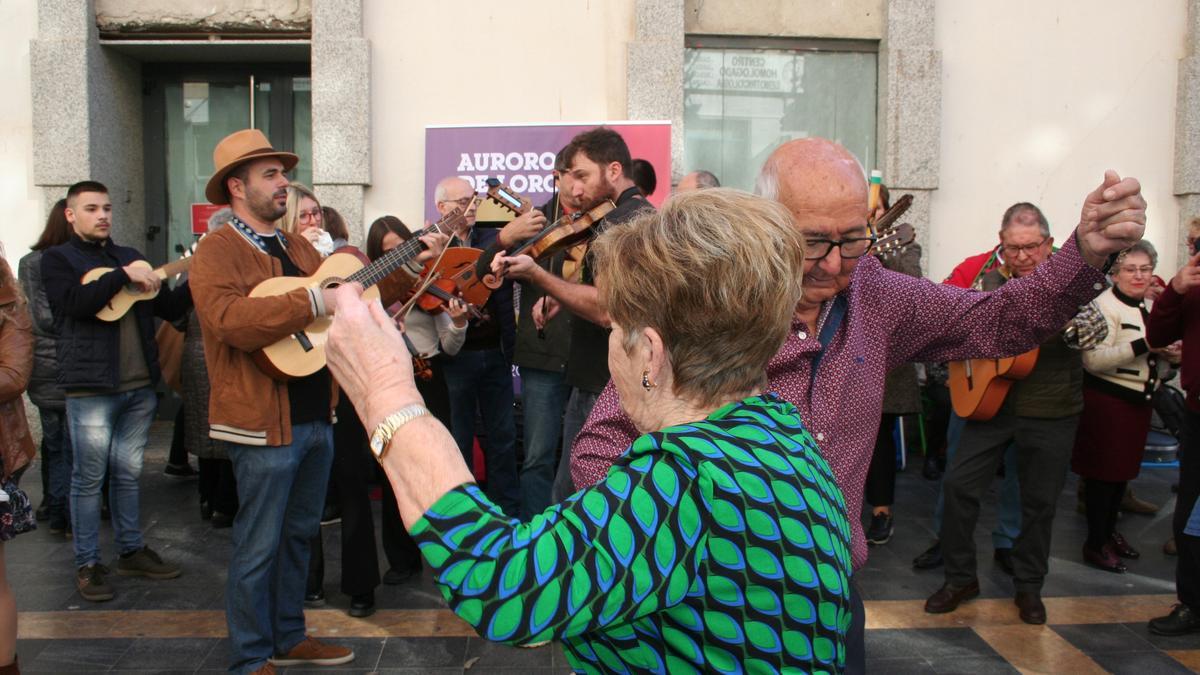 Cuadrilla de los Auroros interpretando un cántico de pascua, este domingo.