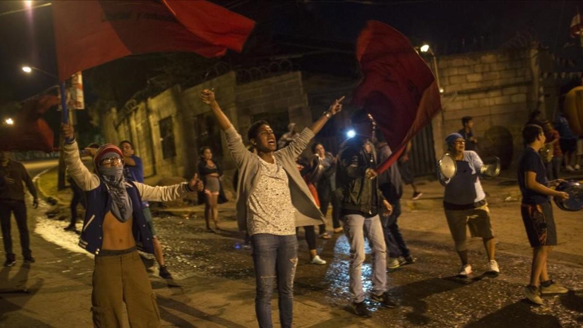 Manifestantes en Tegucigalpa denuncian fraude electoral en Honduras,