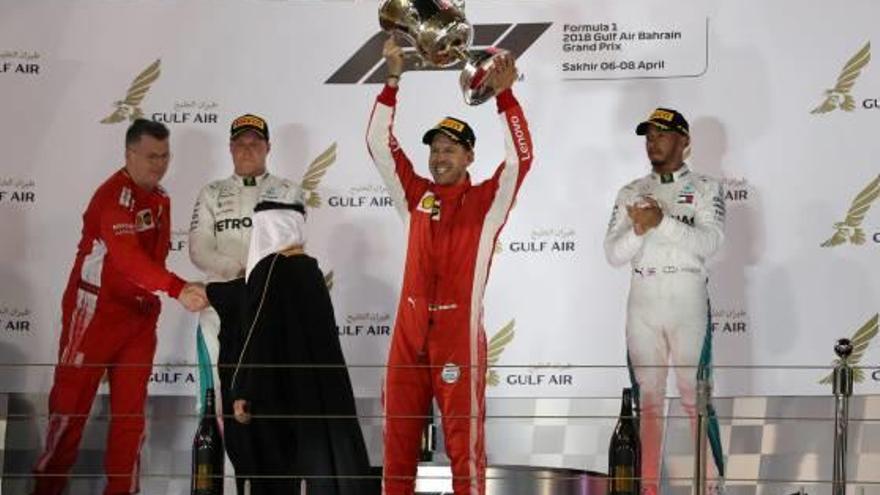 Vettel celebra la victòria al podi de Bahrain al costat de Bottas i Hamilton.