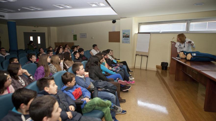 Un taller de reanimación cardiopulmonar organizado en el hospital de Riaño.