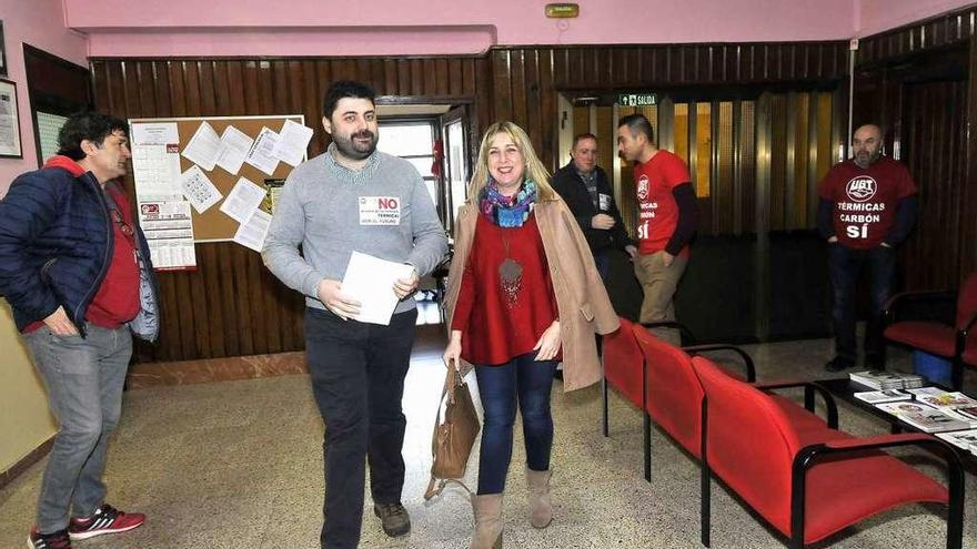 Ángel García y Esther Barbón, junto a otros compañeros de UGT y CC OO, ayer.