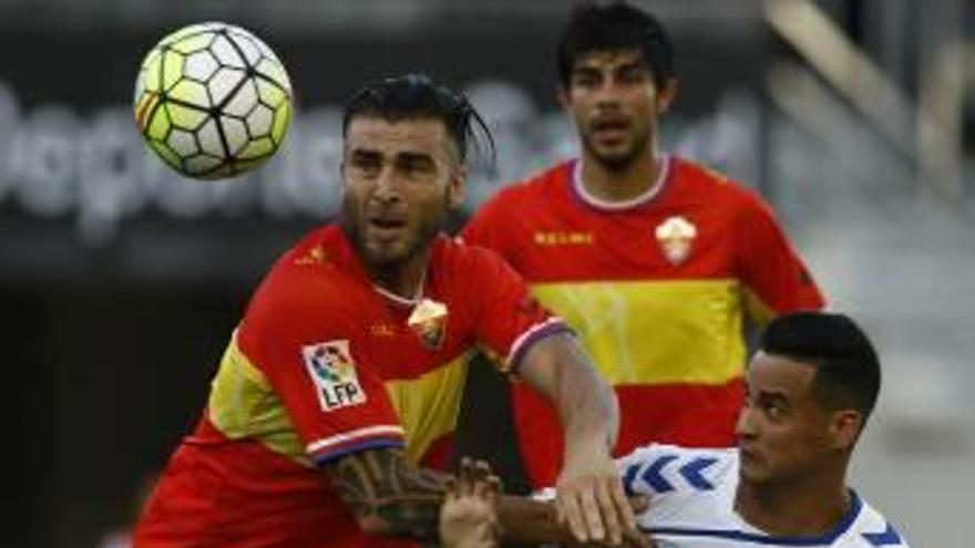 Armando lucha por un balón con Nano, que fue el autor del gol del Tenerife.