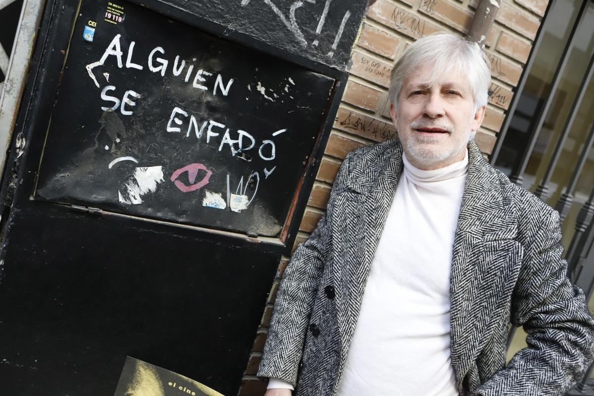 Gaiza Urresti junto a la sede de su productora en Zaragoza.