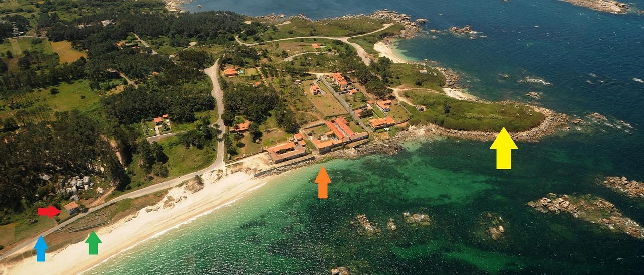 La costa de San Vicente a proteger, con Punta Castriño (flecha amarilla), el yacimiento de Adro Vello (flecha verde), la carretera a desviar (flecha azul), la vivienda que habría que expropiar (flecha roja) y las salazoneras (flecha naranja).