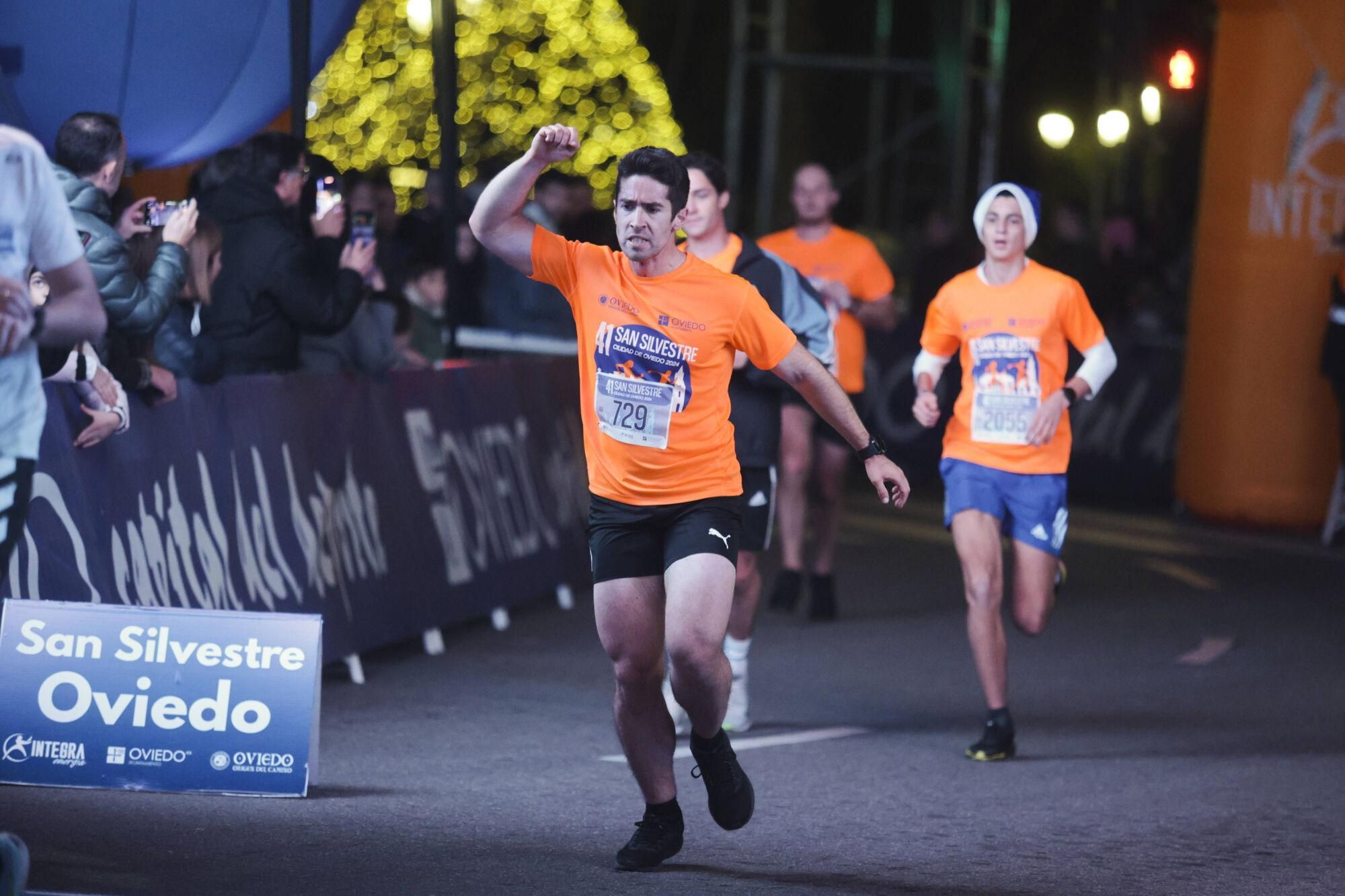 EN IMÁGENES: Alejandro Onís y Mariam Benkert saltan del segundo al primer puesto en la San Silvestre de Oviedo