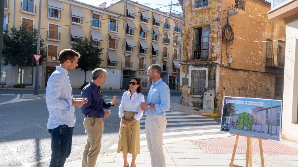 El alcalde José Francisco García, junto a los ediles José Santiago Villa y Mónica Sánchez; y el técnico municipal José Manuel Alcázar
