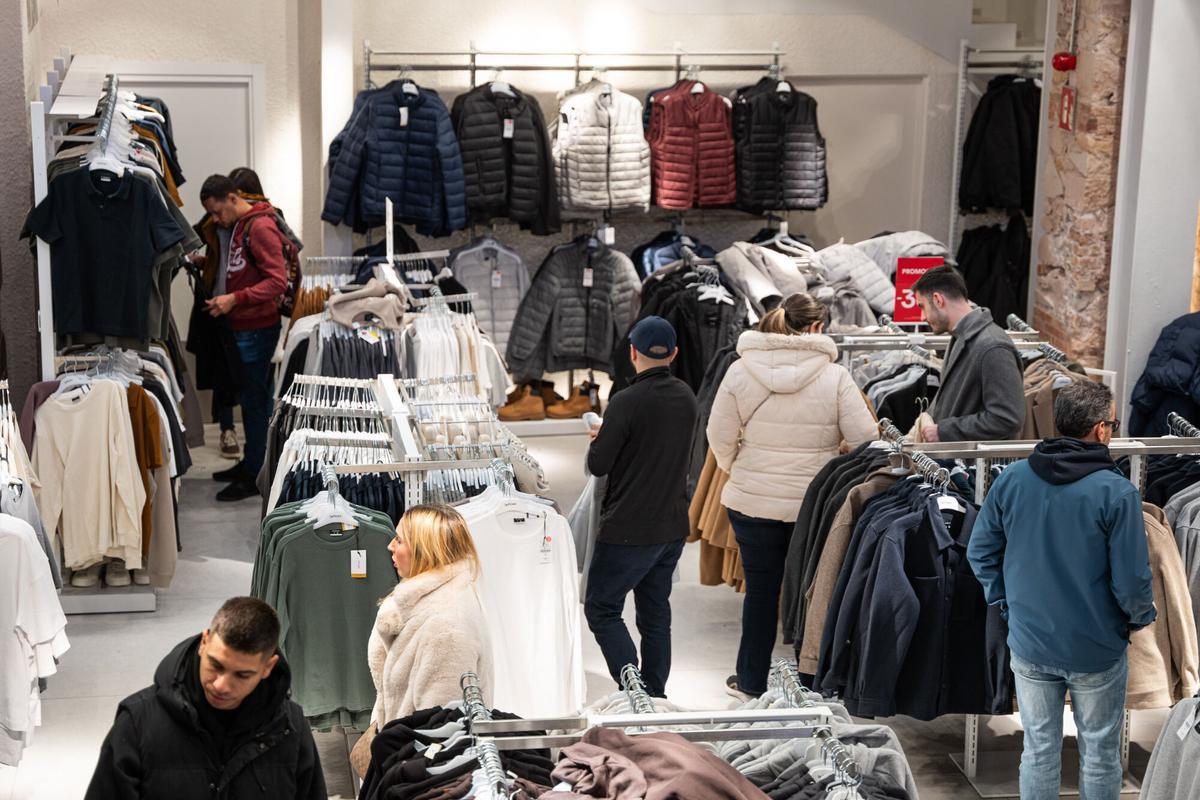 Gente comprando las pasadas Navidades en Barcelona
