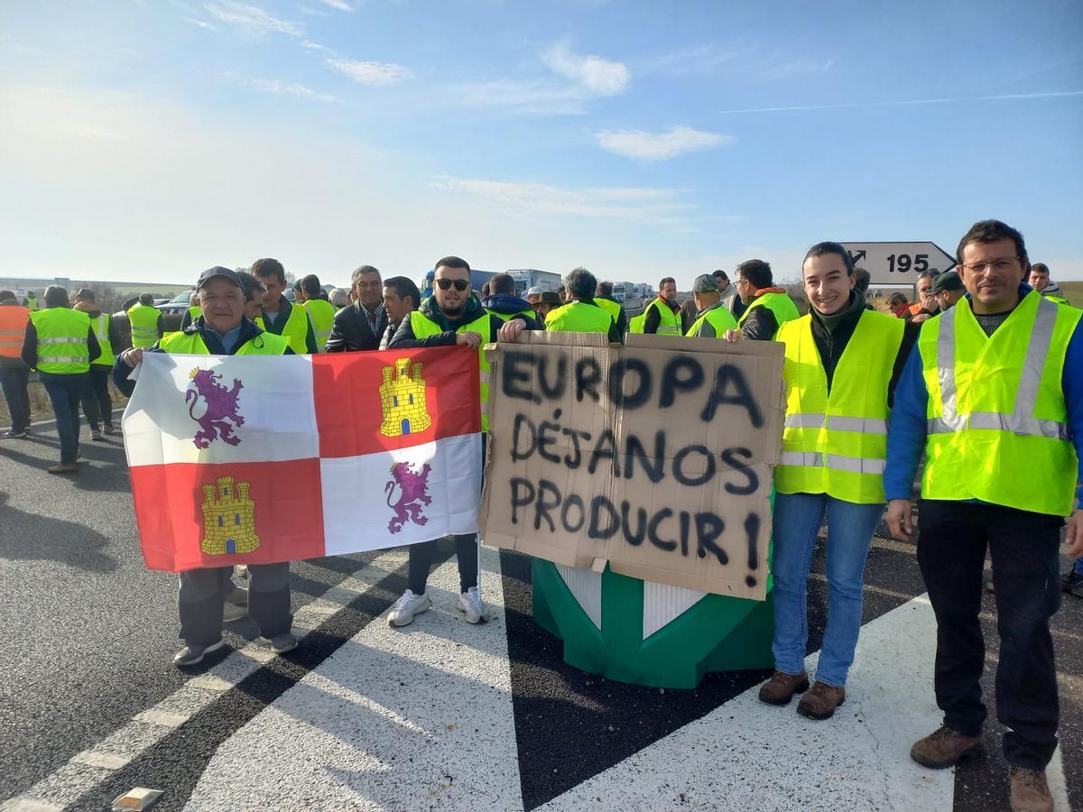 Agricultores de La Guareña cortan la A-62