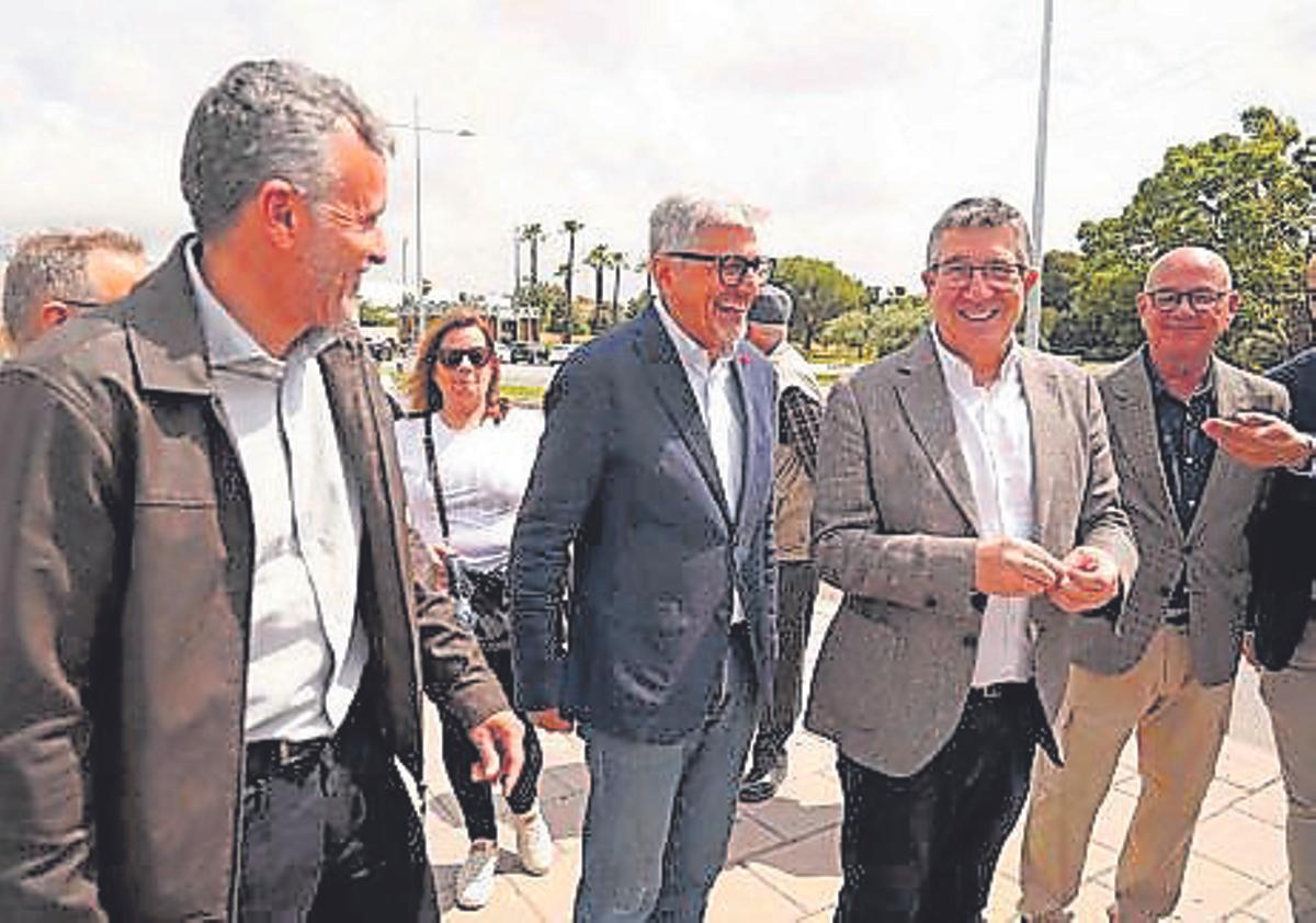 LÓPEZ SE DIO UN GARBEO A FONDO POR MÁLAGA | No hizo Patxi López la visita habitual: dar un mitin, la barrila, una foto y para casa. Fue a Campanillas, a más zonas de Málaga y también a la Feria del Libro, donde se interesó por autores locales.