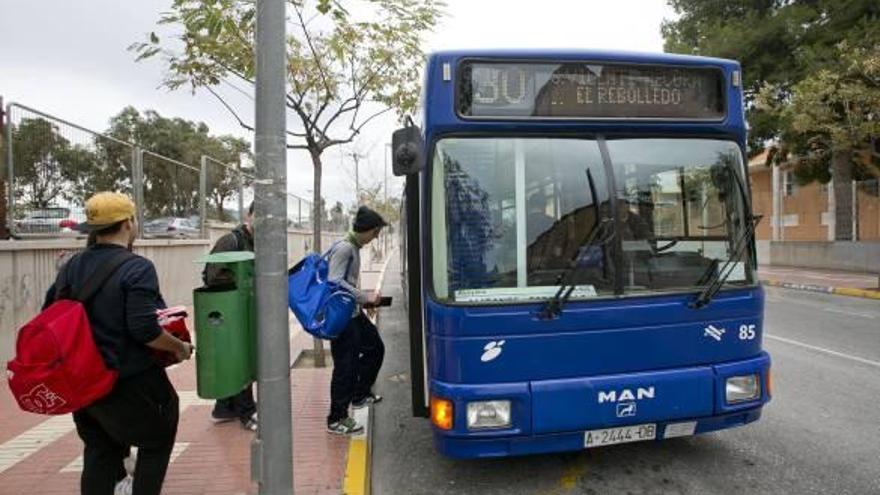 Pasajeros subiendo ayer al autobús de la línea 30, que conecta San Vicente con las partidas rurales de Alicante.