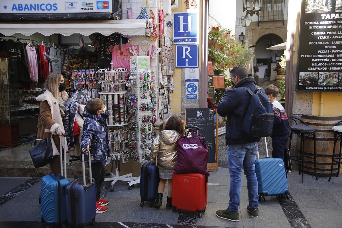 Turistas a su llegada al hotel.