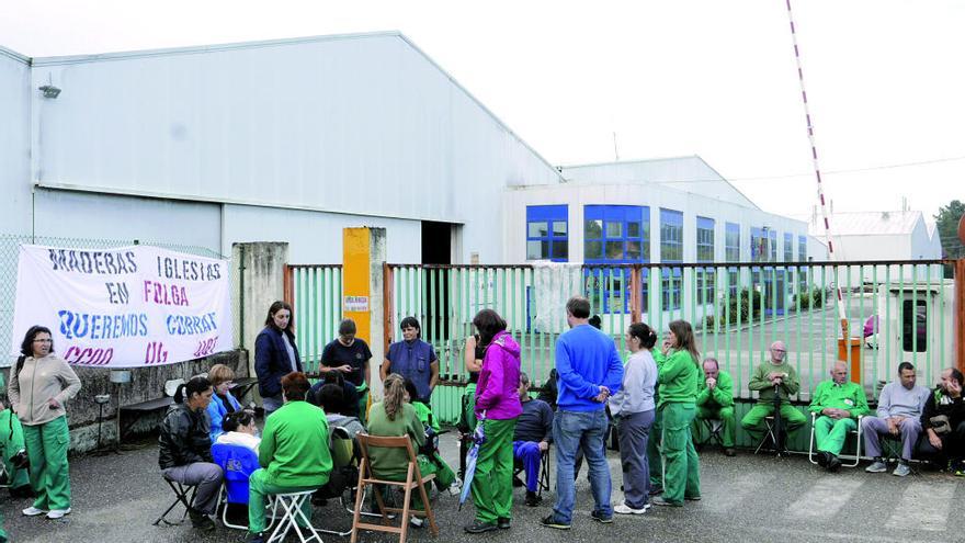 Un grupo de empleados protesta frente a la factoría de la compañía. //. FdV