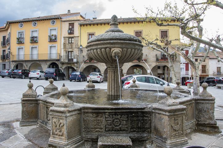 Esta fuente da la bienvenida a la plaza principal de Pidrahíta: porticada y castellana.