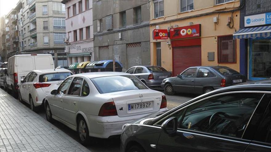 Un padre deja a su niña de 11 años en el coche mientras se va de cañas