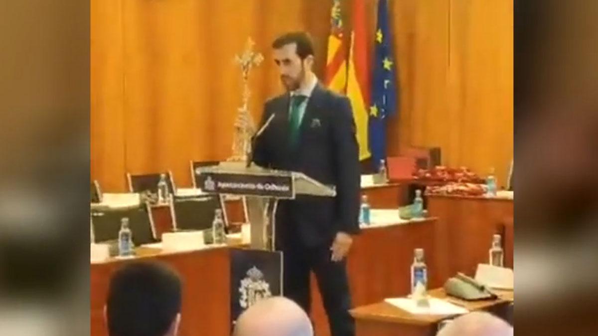 Juramento crucifijo en mano de un concejal de VOX en Orihuela.