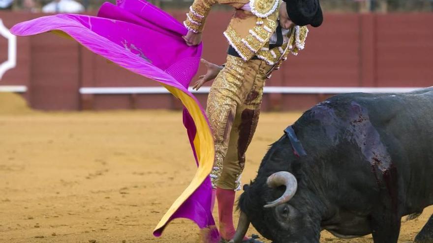 El diestro lorquino Paco Ureña, en un quite de su segundo toro, ayer, en Sevilla.