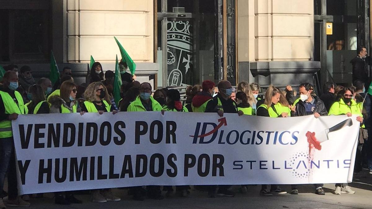 Concentración de los trabajadores de IDL en la Plaza de España