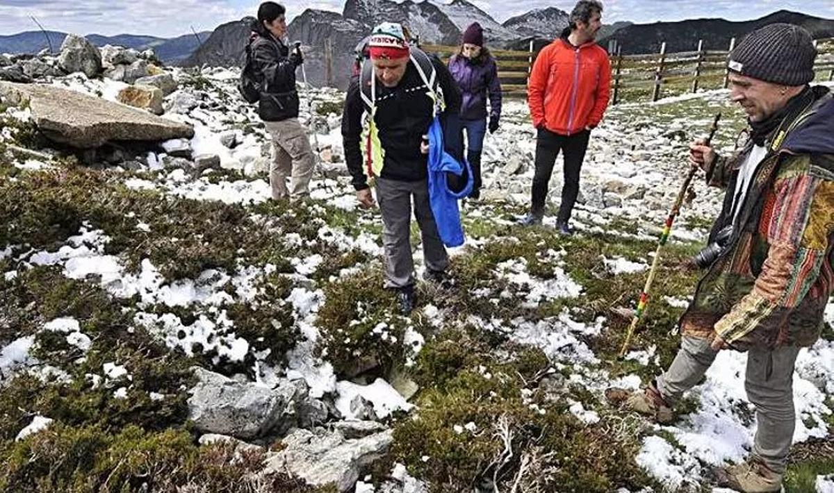 Un grupo de montañeros, tras encontrar un proyectil, en 2021.