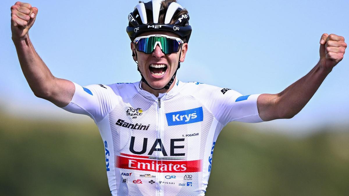 Tadej Pogacar celebra una victoria de etapa en el Tour de Francia.