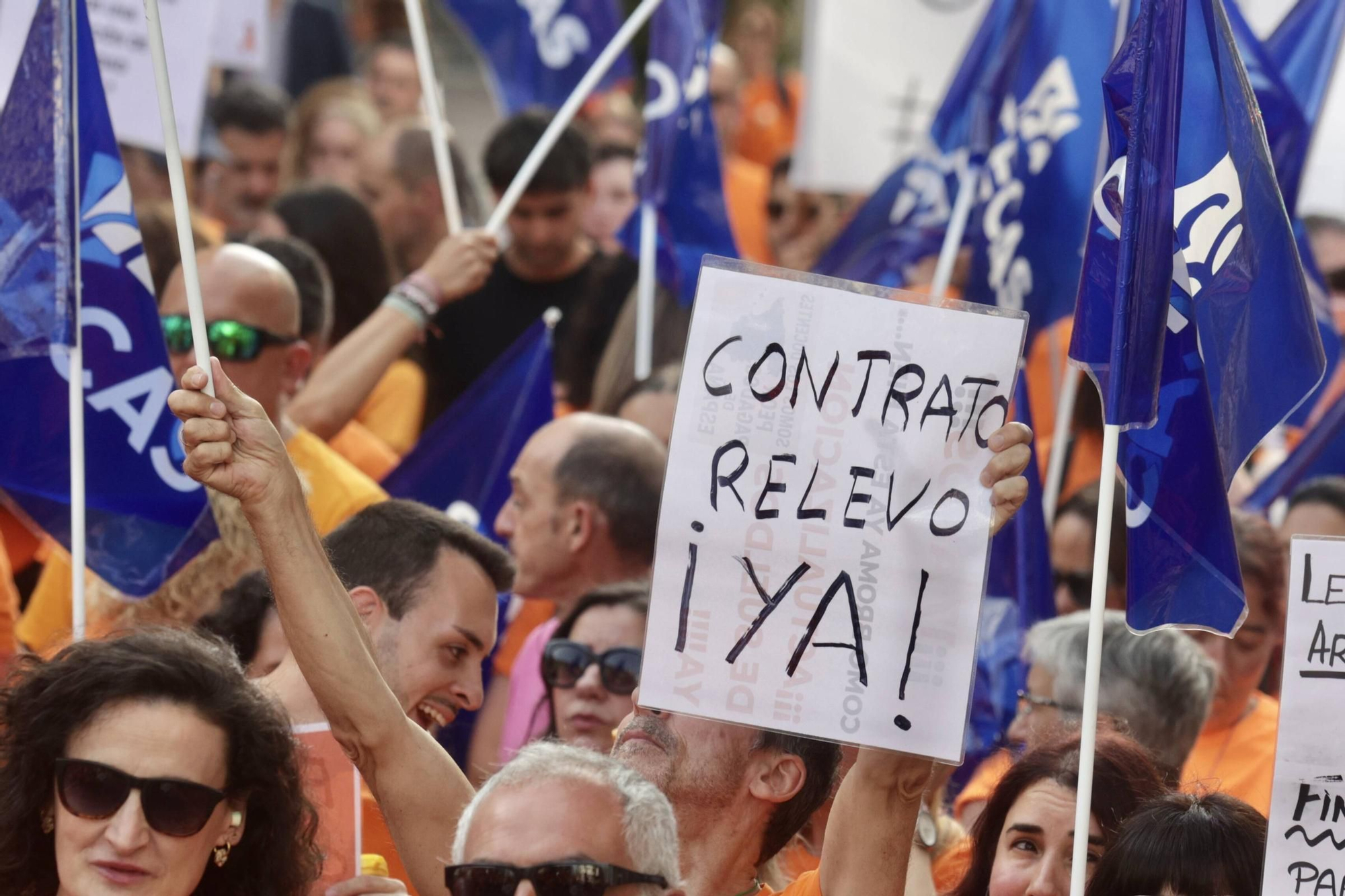 EN IMÁGENES | La marea naranja de profesores inunda Oviedo: manifestación de la escuela concertada