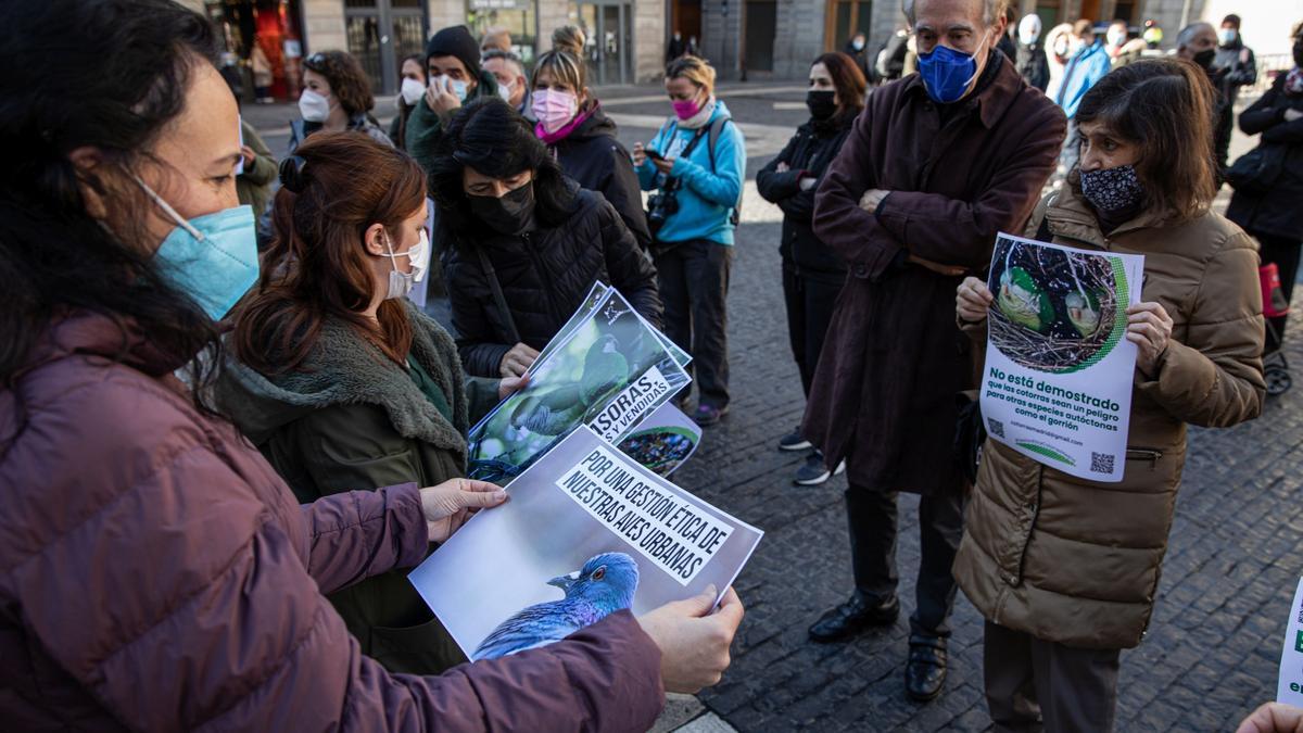 Manifestación en Barcleona para reclamar un control ético de las cotorras en las grandes ciudades