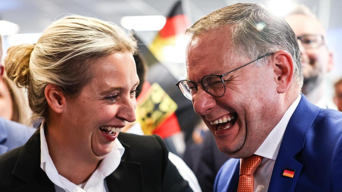 Los líderes de Alternativa para Alemania (AfD), Alice Weidel y Tino Chrupalla, celebran el resultado obtenido en las elecciones europeas de este domingo.