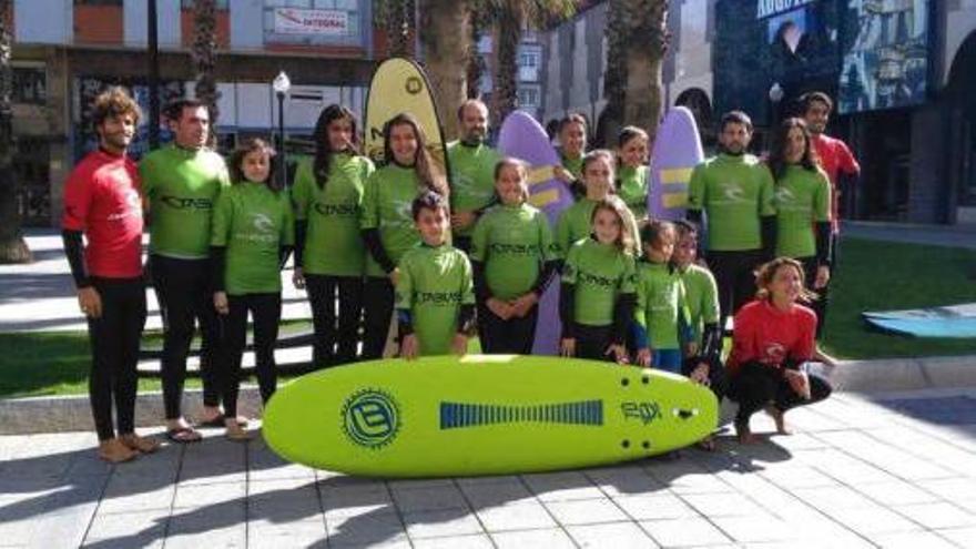 Participantes en el bautismo de surf solidario.