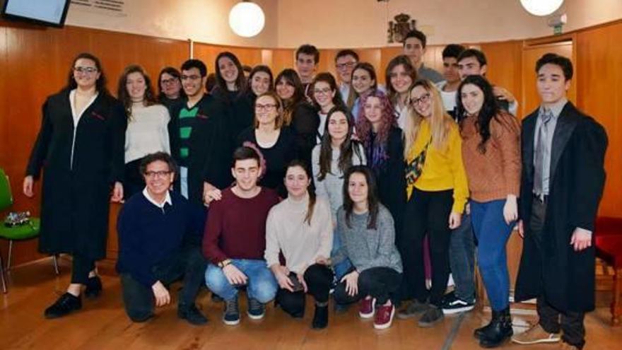 Los jóvenes del instituto Blasco Ibáñez en los juzgados de Sueca.