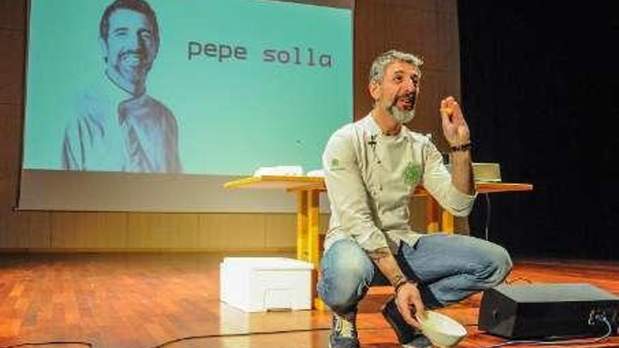 El chef Pepe Solla durante una charla.