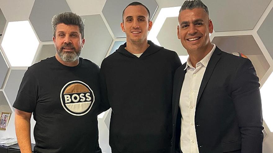 Franco Russo -en el centro- junto a Christian Bragarnik y el agente Ignacio Vilarino, en una publicación realizada por el futbolista en Instagram el 20 de diciembre pasado